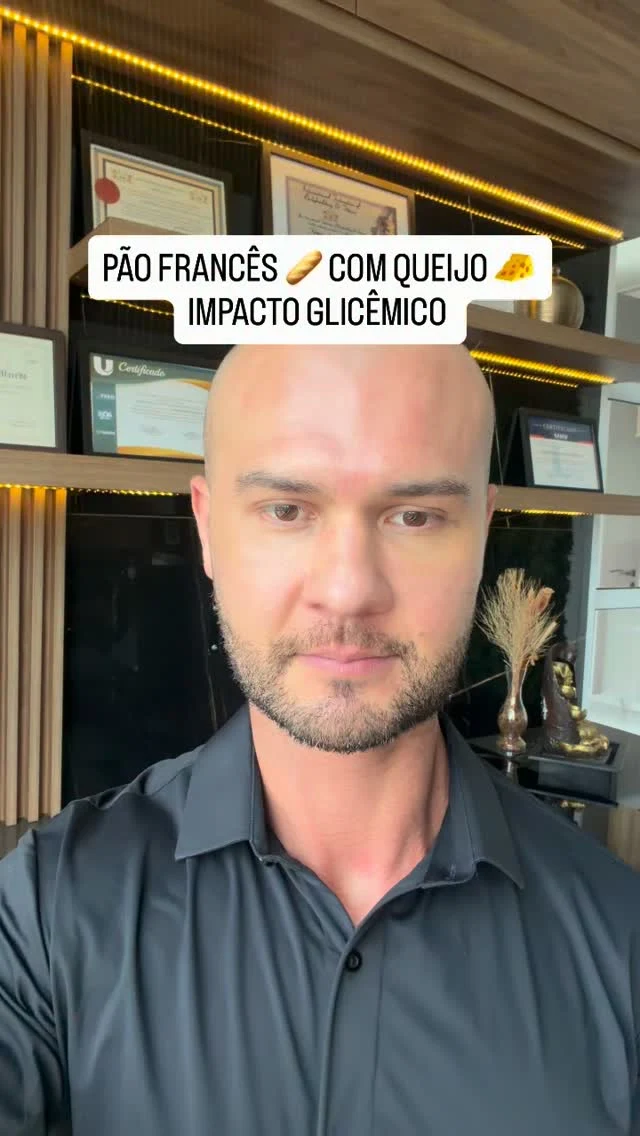 Capa do reel de Raphael sobre pão francês com queijo