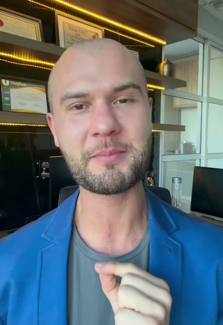 Raphael Polonis de blazer azul em um vídeo gravado no consultório